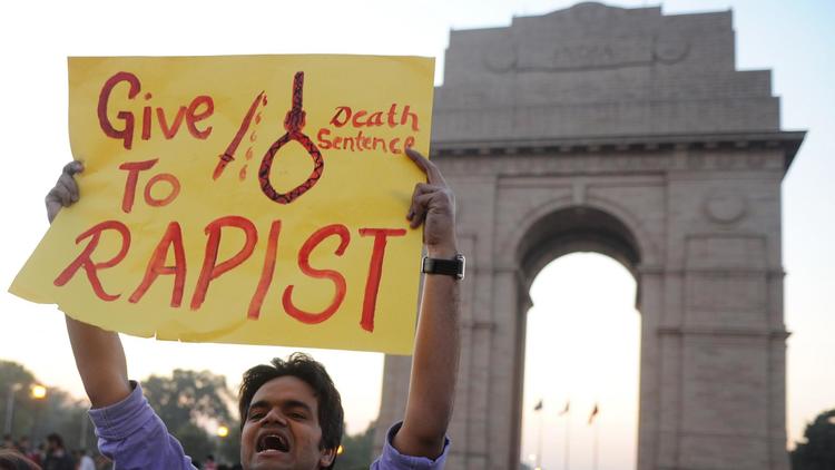 Un Indien manifeste le 19 décembre 2012 pour réclamer la peine de mort contre les violeurs et meurtriers d'une étudiante [Sajjad Hussain / AFP/Archives]