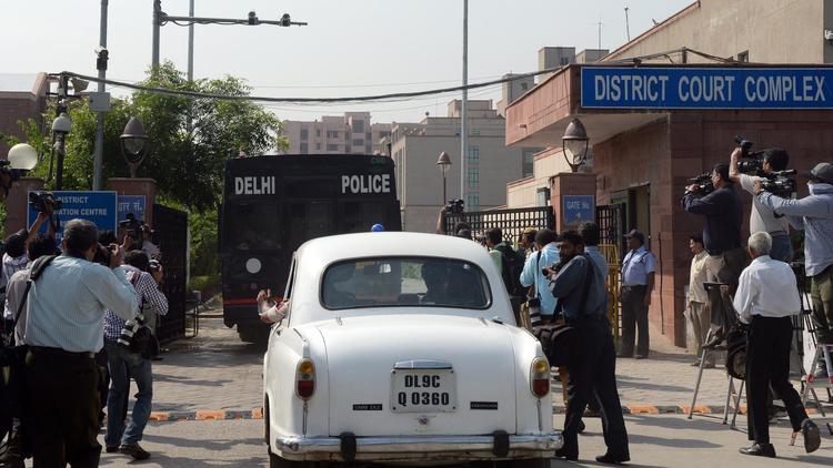 Un véhicule de la police arrive devant le tribunal de New Delhi qui doit rendre son verdict sur quatre hommes accusés d'un viol collectif, le 10 septembre 2013