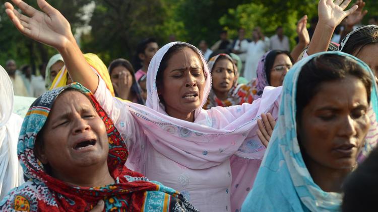 Des chrétiens rassemblés le 22 septembre 2013 à Islamabad après un attentat suicide contre une église [Farooq Naem / AFP]