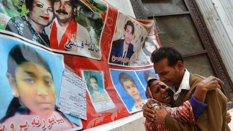 Des chrétiens pakistanais pleurent le 22 décembre 2013 à Peshawar, leurs proches tués dans un attentat suicide le 22 septembre 2013 [A Majeed / AFP/Archives]
