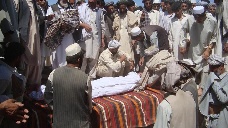 Photo du 4 septembre 2009 montrant une scène de funérailles prise après des frappes de l'Otan dans la région de Kunduz. Cette photo était incluse dans un dossier distribué par le gouvernement afghan cette semaine portant sur une frappe survenue le 15 janvier 2014   [STR / AFP/Archives]
