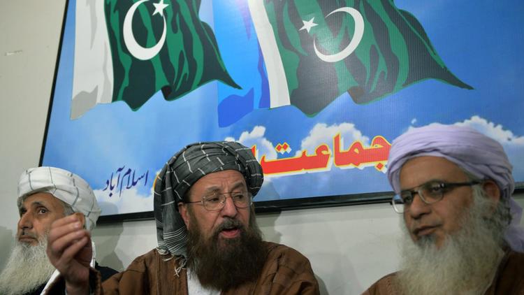 Les négociateurs des talibans pakistanais Abdul Aziz (d), Sami-ul-Haq (c) et Ibrahim Khan (g) lors d'une conférence de presse, le 4 février 2014 à Islamabad [Aamir Qureshi / AFP/Archives]