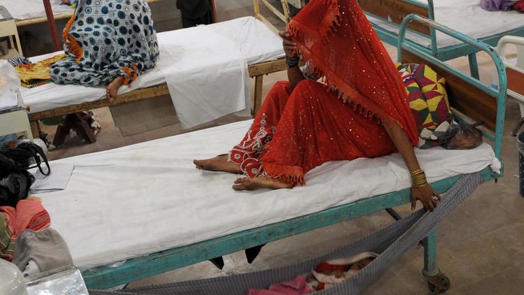 Une enfant soignée pour malnutrition dans la clinique publique de Mithi au Pakistan, dans le désert du Thar, à 300 kms de Karachi, le 11 mars 2014 [Rizwan Tabassum / AFP]