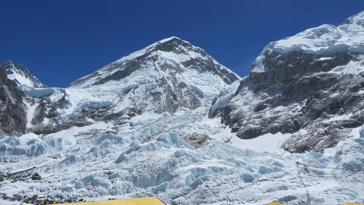 Photo prise le 18 avril 2014 de l'avalanche qui a tué 16 sherpas sur l'Everest [Robert Kay / AFP/Archives]