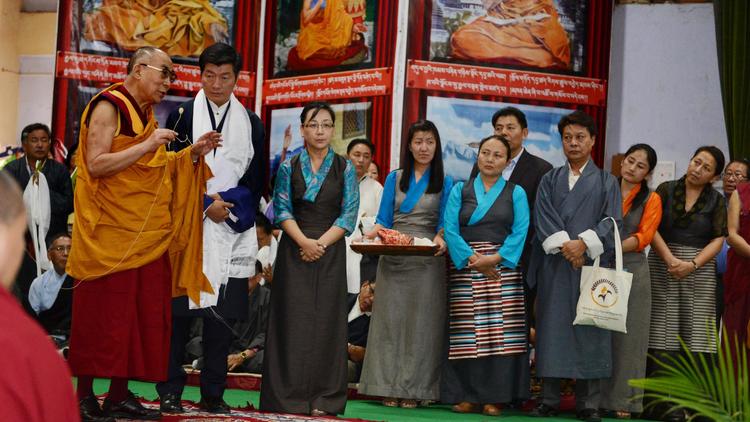 Le Dalaï Lama (g) accompagne le Premier ministre tibétain en exil Lobsang Sangay (c) lors d'une conférence de presse au siège du gouvernement tibétain en Inde, à Dharamshala, le 5 juin 2014 [Lobsang Wangyal / AFP]