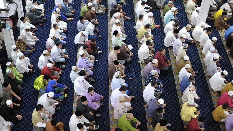 Des musulmans prient le 28 juin 2014 à Singapour à l'occasion du premier jour du ramadan [Mohd Fyrol / AFP]