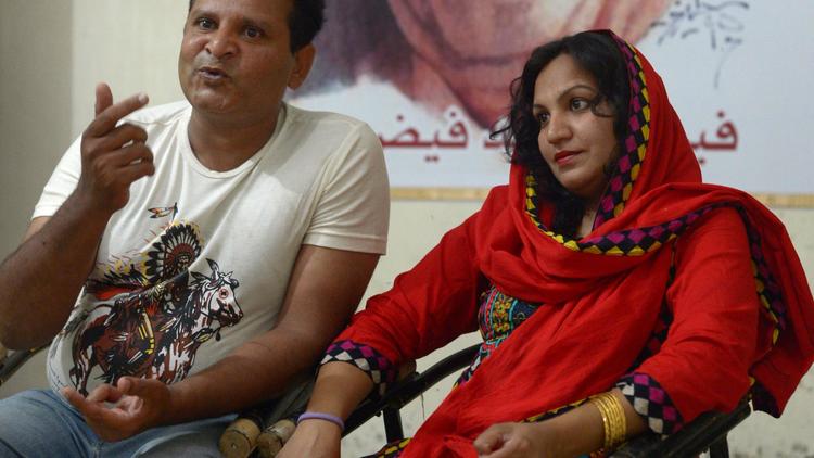 Un couple pakistanais inter-religieux, Naadir Maan et sa femme Saba, le 9 mai 2014 dans leur appartement de Faisalabad [Farooq Naeem / AFP]