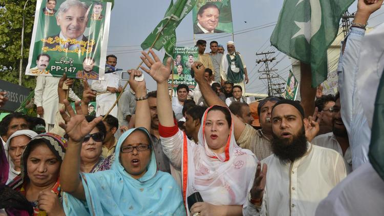 Des partisans du parti de Nawaz Sharif, le Premier ministre pakistanais, manifestent contre la fronde menée par les opposants Imran Khan et Tahir-ul-Qadri, le 22 août 2014 à Lahore [Arif Ali / AFP]