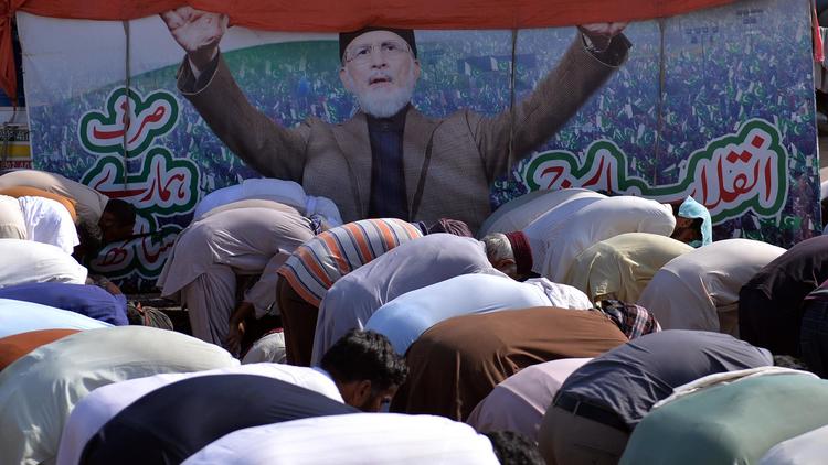 Des partisans de l'imam Tahir ul-Qadri participent à la prière du vendredi sur le lieux de leur rassemblement antigouvernemental, le 29 août 2014 à Islamabad au Pakistan [Aamir Qureshi / AFP]