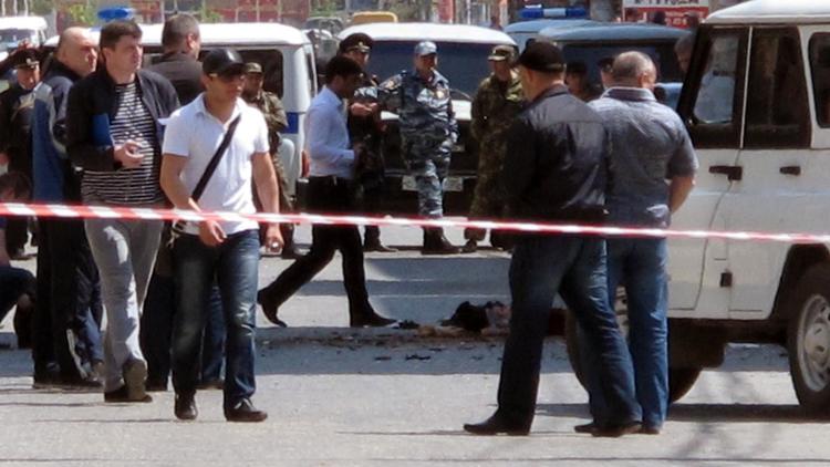 Des policiers sur une scène de crime, le 1er mai 2013 à Makhatchkala, capitale du Daguestan [Suleyman Aliev / Newsteam/AFP/Archives]