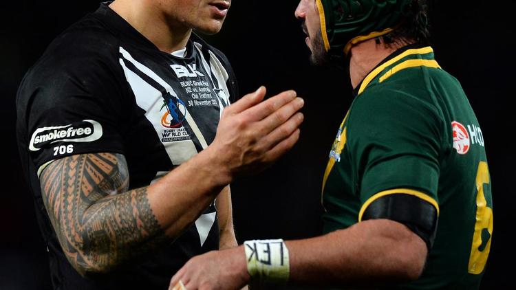 Le rugbyman et boxeur Sonny Bill Williams (g) en discussion avec l'Australien Jonathan Thurtson après la finale du Mondial-2013 de rugby à XIII remportée par les Kangourous, le 30 novembre 2013 à Manchester [ / AFP]
