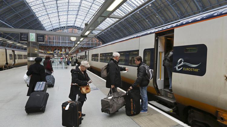 Des voyageurs montent à bord d'un train Eurostar, le 31 octobre 2012 à Londres [Justin Tallis / AFP/Archives]