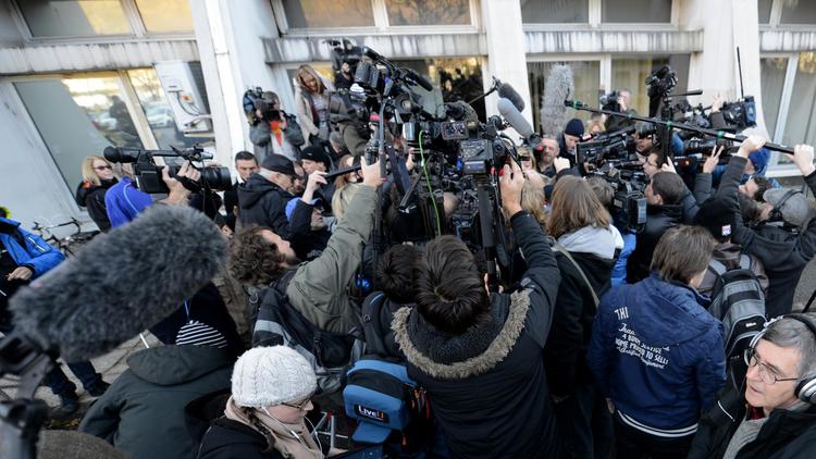 La foule des journalistes devant l'entrée de l'hôpital de Grenoble, le 1er janvier 2014 [Jean-Pierre Clatot / AFP/Archives]