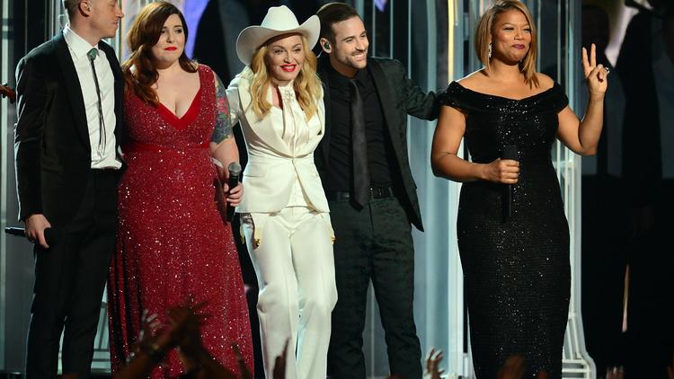 La chanteuse Madonna, au centre, avec Macklemore (g), Ryan Lewis (2è d), Mary Lambert (2è g) et Queen Latifa (d), durant les 56ème Grammy Awards, le 26 janvier 2014 à Los Angeles [Frederic J. Brown / AFP]