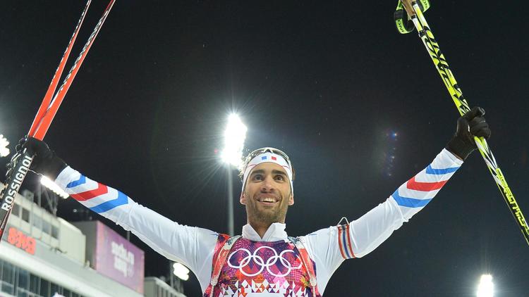 Le biathlète français Martin Fourcade célèbre sa victoire en poursuite au complexe Laura à Rosa Khoutor, le 10 février 2014 [ / AFP]