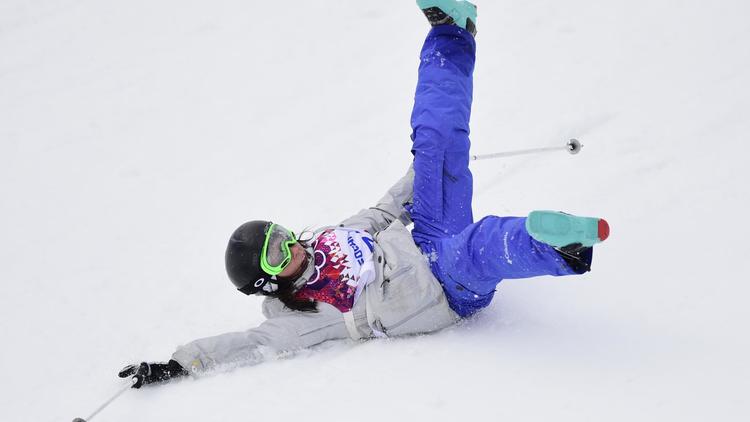 La Russe Anna Mirtova fait une chute sur le parcours de slopestyle du Parc Extrême de Rosa Khoutor, le 11 février 2014 [Javier Soriano / AFP]