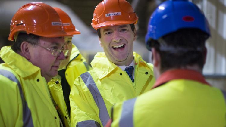 Le Chancellier de l'Echiquier George Osborne (C) à Carlisle dans le nord-ouest de la Grande-Bretagne, le 13 février 2014 [James Glossop / POOL/AFP]