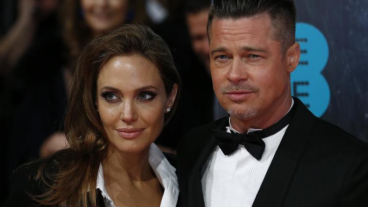 Les stars américaines Angelina Jolie et Brad Pitt, invités surprise de la cérémonie des récompenses des Baftas à Londres, le 16 février 2014 [Andrew Cowie / AFP]