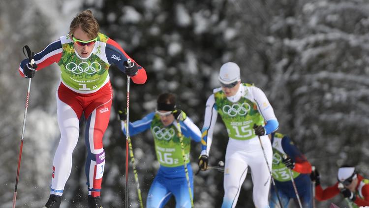 Le fondeur norvégien Petter Jr Northug (devant) en finale de l'épreuve de sprint par équipes de ski de fond à Rosa Khoutor, le 19 février 2014 [ / AFP/Archives]
