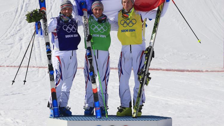 Les Français Jean Frédéric Chapuis (vert), Arnaud Bovolenta (bleu) et Jonathan Midol (jaune) sur le podium de l'épreuve de skicross des JO, le 20 février 2014 à Rosa Khoutor [ / AFP]