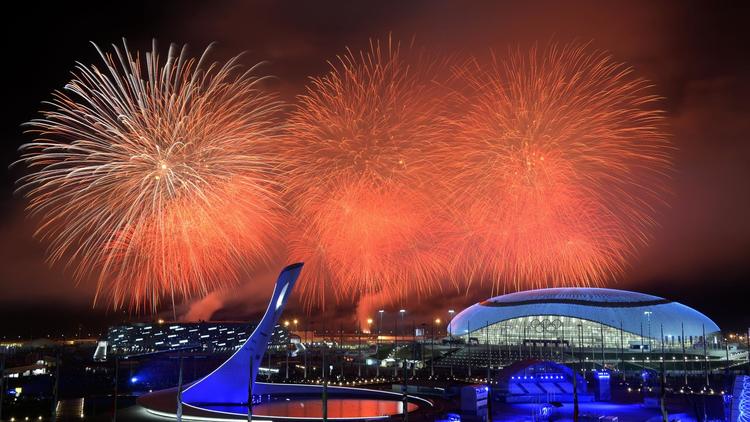 Des feux d'artifice viennent éclairer le ciel de Sotchi, le 23 février 2014 au-dessus du stade olympique, lors de la cérémonie de clôture des Jeux d'hiver [Alexander Nemenov / AFP]