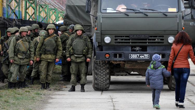 Des soldats près d'un camion militaire de fabrication russe le 2 mars 2014 dans le port de Feodosiya en Crimée [Viktor Drachev / AFP]