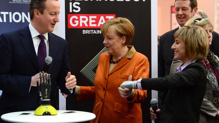 Le Premier ministre britannique David Cameron et la Chancelière allemande Angela Merkel au salon international des technologies de hanovre le 10 mars 2014 [John MacDougall / AFP/Archives]