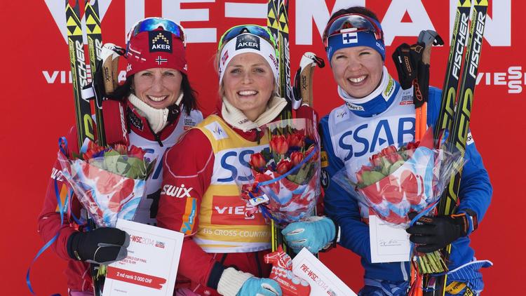 La Norvégienne Therese Johaug (au centre) avec Marit Bjoergen (à gauche) et Kerttu Niskanen sur le podium du skiathlon le 15 mars 2014 à Falun  [Jonathan Nackstrand / AFP]