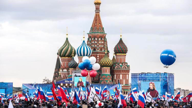 Des militants pro-Kremlin rassemblés sur la place Rouge à Moscou le 18 mars 2014 célébrant le rattachement de la Crimée à la Russie [Dmitry Serebryakov / AFP]