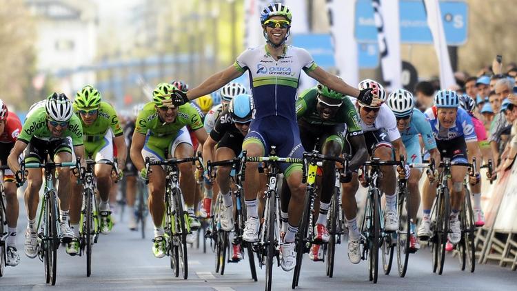 L'Australien Michael Matthews (C) franchit en vainqueur la ligne d'arrivée de la 3e étape du Tour du Pays basque, le 9 avril 2014 à Victoria [ / AFP]