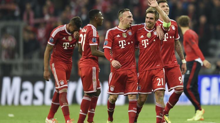 Les joueurs du Bayern Munich célèbrent leur qualification en demi-finale de la Ligue des champions après leur victoire face à Manchester United en 1/4 de finale retour à Munich [ / AFP]