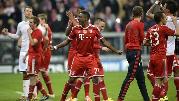 Les joueurs du Bayern Munich célèbrent leur qualification en demi-finale de la Ligue des champions après leur victoire face à Manchester United en 1/4 de finale retour à Munich [ / AFP]