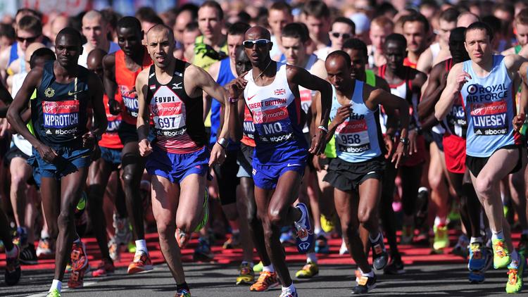 Mo Farah (au centre) au départ du Marathon de Londres le 13 avril 2014 à Londres [Carl Court / AFP]