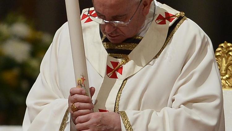Le pape François lors de la veillée pascale dans la basilique Saint-Pierre à Rome, le 19 avril 2014 [Filippo Monteforte / AFP]