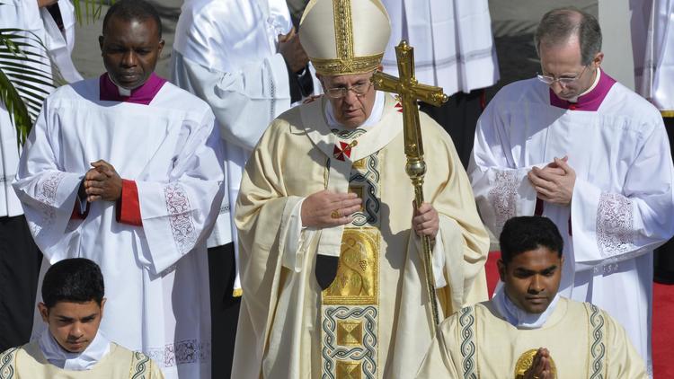 Le pape François célèbre la messe de Pâques place St-Pierre, au Vatican, le 20 avril 2014 [Andreas Solaro / AFP]