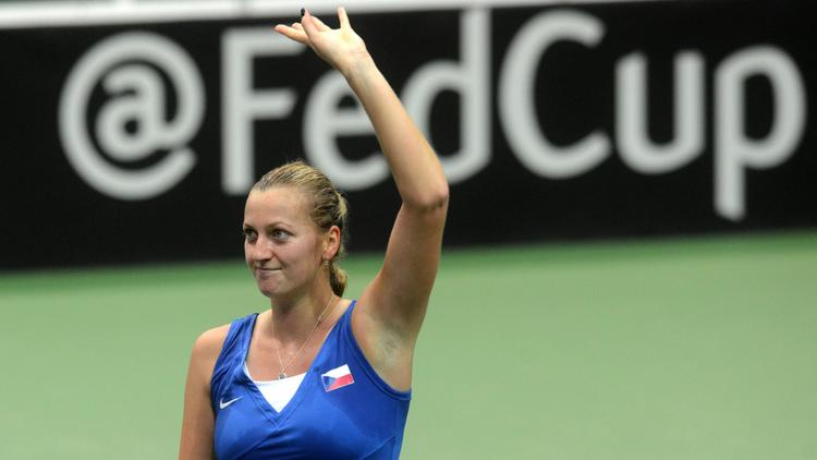La Tchèque Petra Kvitova salue son public après sa victoire décisive sur l'Italienne Roberta Vinci en demi-finale de la Fed Cup, le 200 avril 2014 à Ostrava [ / AFP]