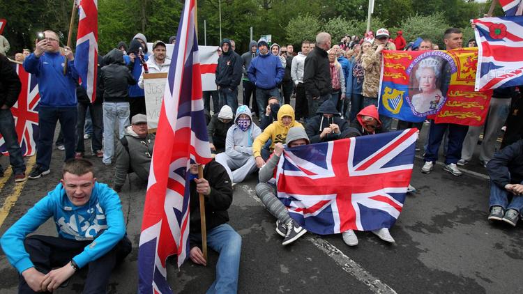 Des loyalistes devant le commissariat de police d'Antrim en Irlande du Nord, le 4 mai 2014 [Peter Mulhy / AFP/Archives]