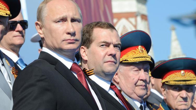 Le président russe Vladimir Poutine et le Premier ministre Dmitri Medvedev lors de la parade militaire pour la Fête de la Victoire, le 9 mai 1945 à Moscou [Mikhail Klimentyev / Ria-Novosti/AFP]