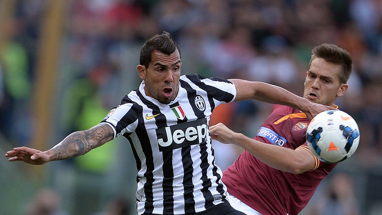 L'attaquant de la Juventus Carlos Tevez (g) lors d'un match face à l'AS Rome, le 11 mai 2014 à Rome [Filippo Monteforte / AFP/Archives]
