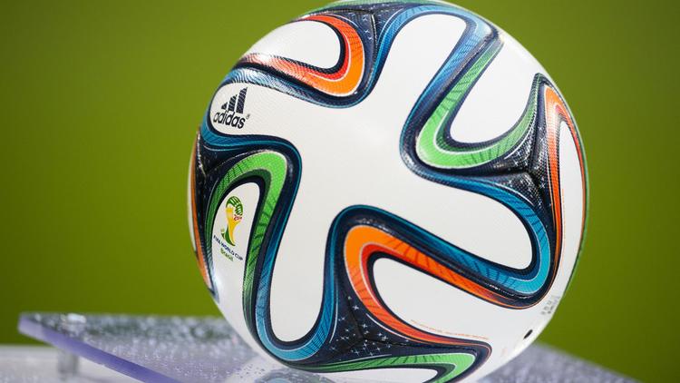 Le ballon officiel de la Coupe du Monde 2014, le "Brazuca", avant un match amical opposant l'Allemagne et la Pologne, le 13 mai 2014 à l'Imtech Arena de Hambourg. [Odd Andersen / AFP]