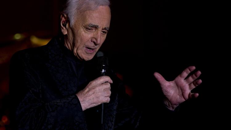 Le chanteur Charles Aznavour sur scène le 22 mai 2014 à Berlin, lors de son 90e anniversaire [John MacDougall / AFP]