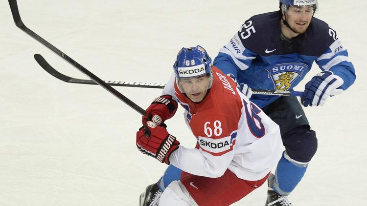 L'attaquant tchèque Jaromir Jagr (à gauche) à la lutte avec le Finlandais Pekka Jormakka lors de la demi-finale Rép. Tchèque - Finlande du Mondial-2014 de hockey sur glace le 24 mai 2014 à Minsk [Alexander Nemenov / AFP]