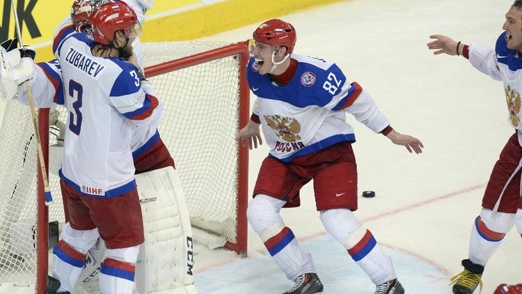Les joueurs russes fêtent la victoire 5-2 en finale du Mondial de hockey face à la Finlande le 25 mai 2014 à Minsk [Alexander Nemenov / AFP]