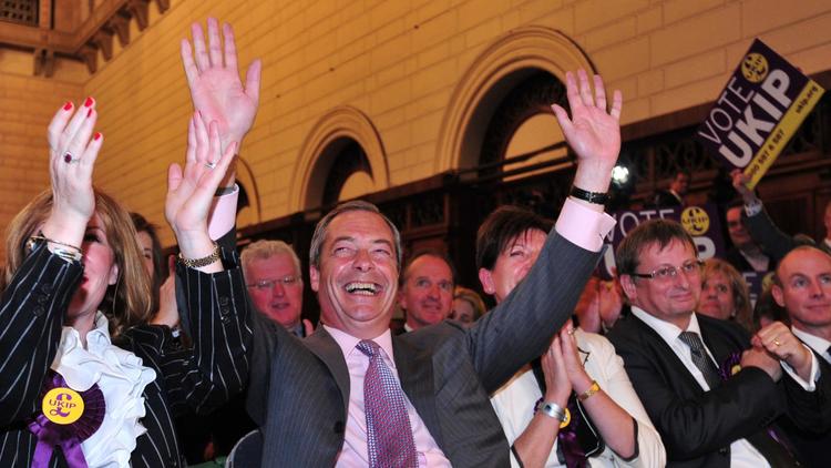 Le leader du parti europhobe, l'Ukip, Nigel Farage (2è g), entouré d'autres candidats de son parti, le 25 mai 2014, se félicite de son score, lors de l'annonce des résultats aux élections européennes, à Southampton, au sud de l'Angleterre [OPTIONAL,TTL, CARL COURT / AFP]