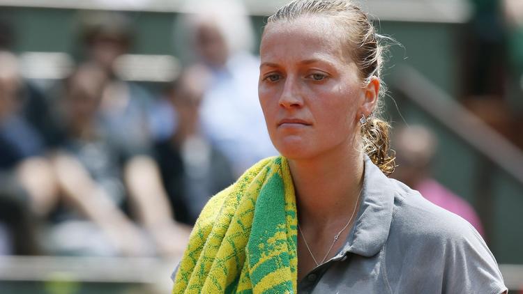 La Tchèque Petra Kvitova mécontente de son jeu après avoir perdu un point face à la Russe Svetlana Kuznetsova au 3e tour du Tournoi de Roland-Garros, le 31 mai 2014 à Paris [ / AFP]