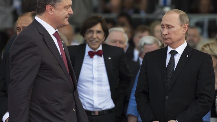Les présidents ukrainien Petro Porochenko (G) et russe Vladimir Poutine le 6 juin 2014 à Ouistreham lors des commémorations du Jour J [Alexander Zemlianichenko / Pool/AFP/Archives]
