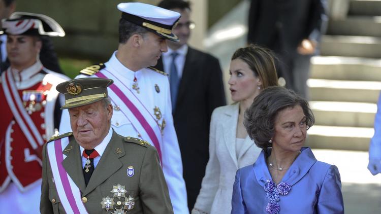 Le roi Juan Carlos et la reine Sofia, le prince Felipe et la princesse Leticia le 8 juin 2014 à Madrid [Pedro Armestre / AFP]