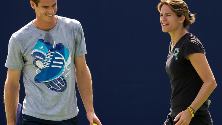 Le Britannique Andy Murray et son nouvel entraîneur Amélie Mauresmo, lors d'un entraînement au Queen's le 11 juin 2014 [Andrew Cowie / AFP]