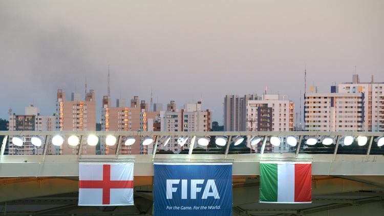 Une vue de Manaus depuis l'Arena Amazonia le 14 juin 2014 avec les drapeaux de l'Angleterre et de l'Italie qui s'affrontent samedi soir au 1er tour du Mondial de foot [ / AFP]
