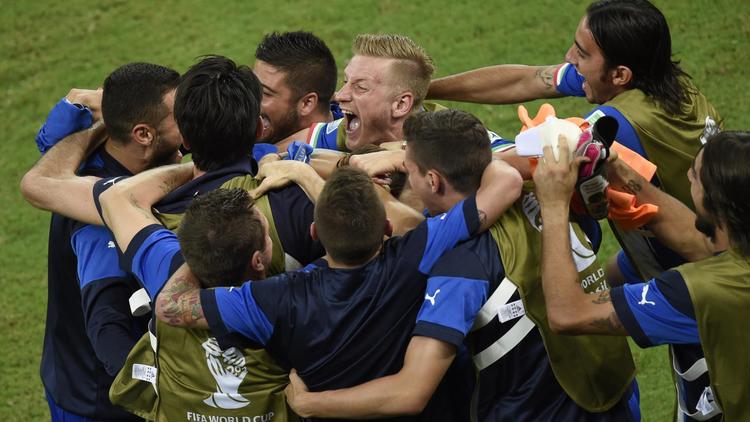 Les joueurs italiens fêtent leur victoire à la fin du match contre l'Angleterre, le 14 juin 2014 à Manaus, au Brésil [Odd Andersen / AFP]